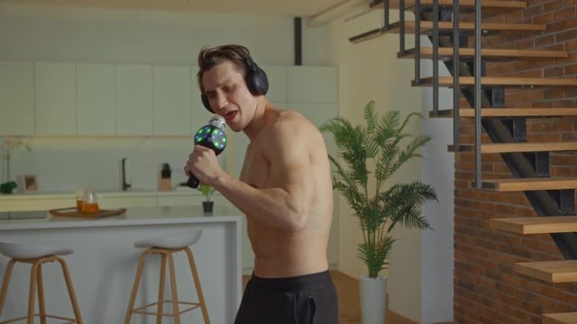 マイクを持ち楽しそうに歌うトップレスの男性の動画｜無料の動画素材サイト