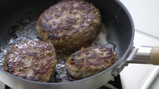 ハンバーグをフライ返しで裏返す手元の動画|無料の動画素材サイト「動画AC」