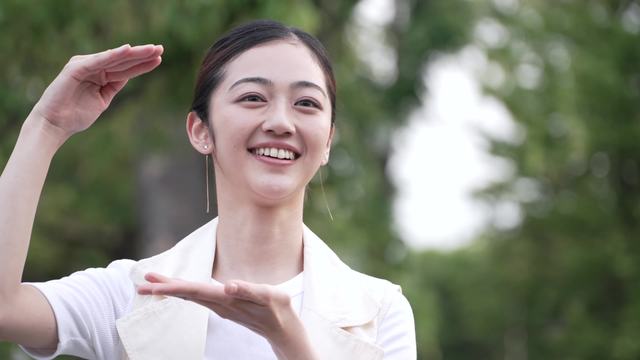 笑顔で頷きながら話す女性の動画|無料の動画素材サイト「動画AC」