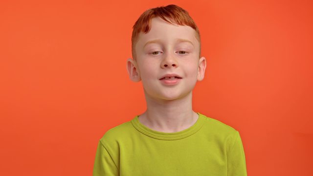 笑顔で頷くタートルネックの男の子の動画|無料の動画素材サイト「動画AC」