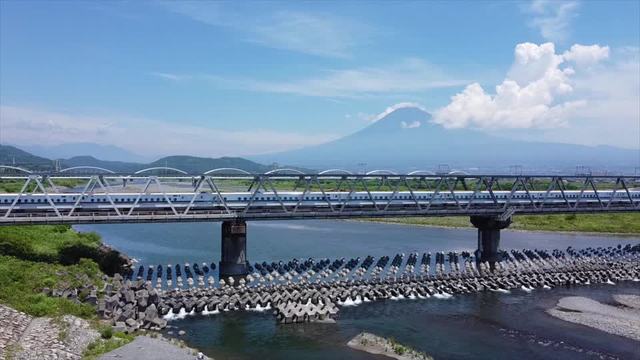 富士山を背景に富士川橋を渡る新幹線の動画|無料の動画素材サイト「動画AC」