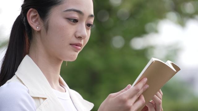 頷き本を読む女性の動画|無料の動画素材サイト「動画AC」