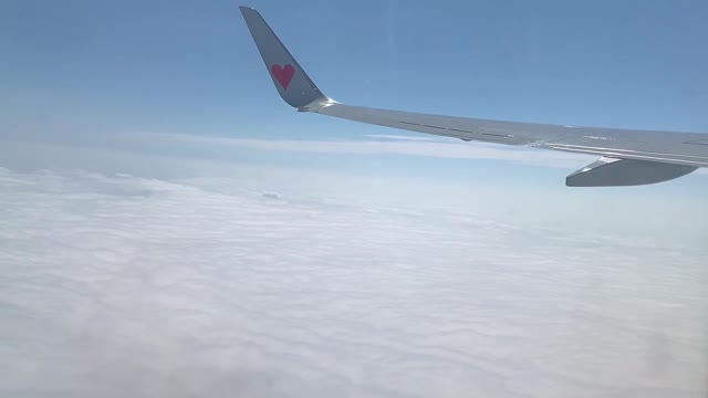 雲の上 above the cloudsの動画|無料の動画素材サイト「動画AC」