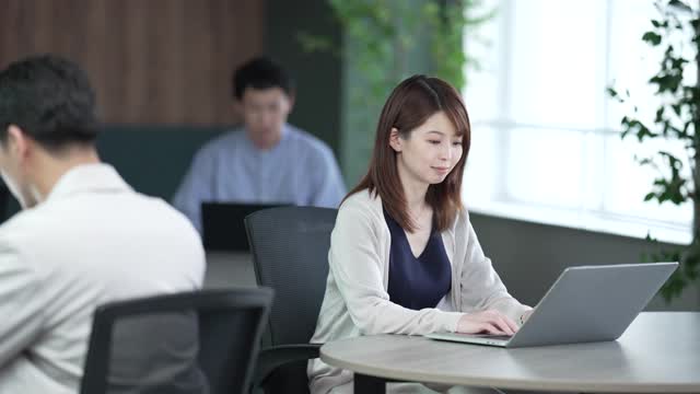 頷きながらパソコン作業をする女性の動画|無料の動画素材サイト「動画AC」