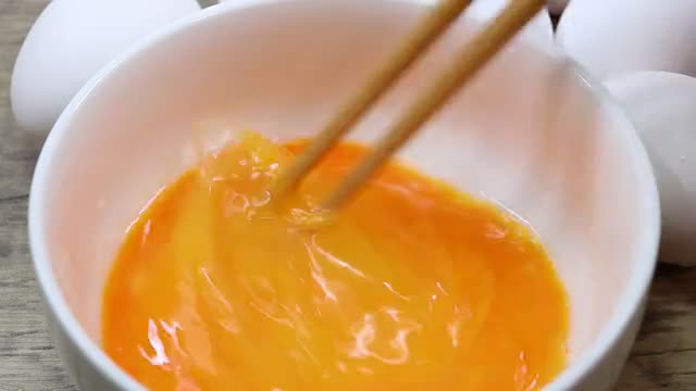 卵を溶くの動画|無料の動画素材サイト「動画AC」