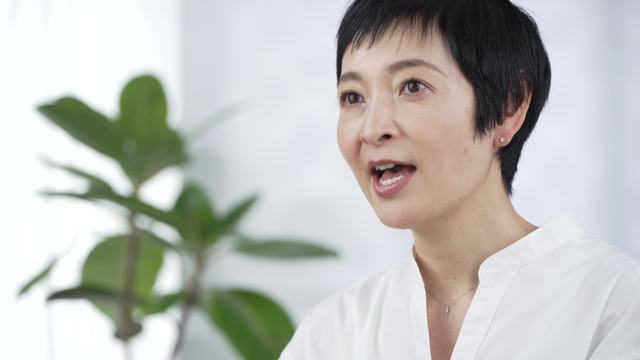 頷きながら話している女性の動画|無料の動画素材サイト「動画AC」