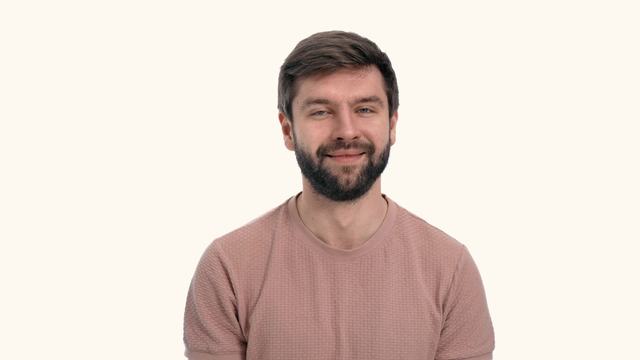 愛想笑いをする男性の動画｜無料の動画素材サイト