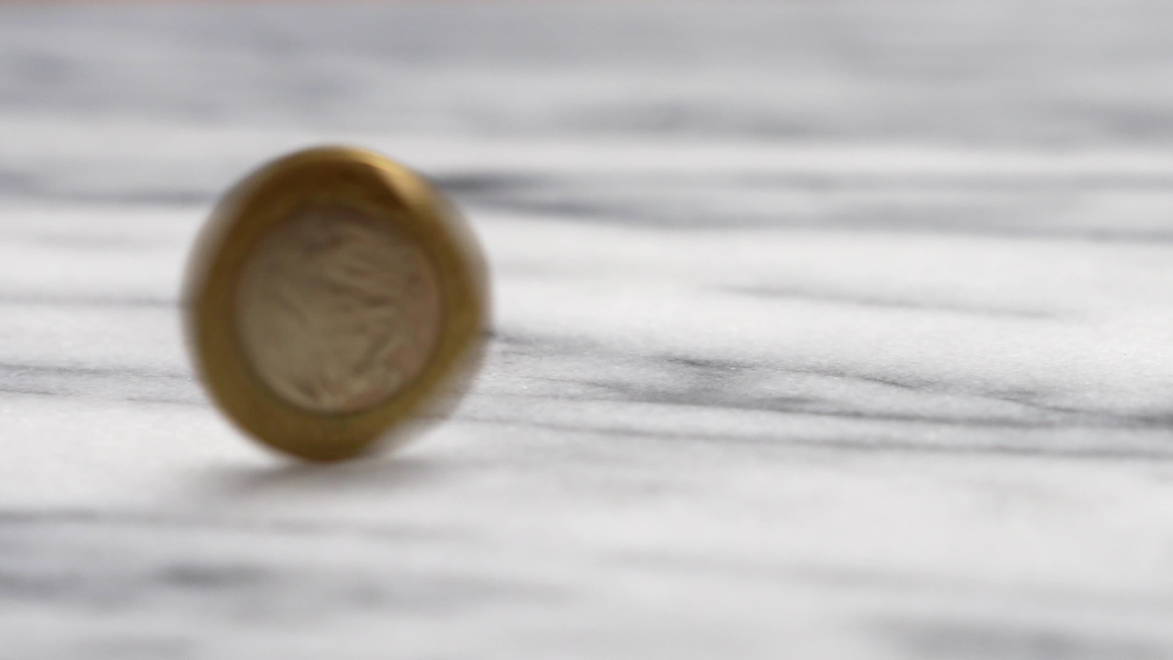 回転する外国のコインの動画｜無料の動画素材サイト「動画AC」