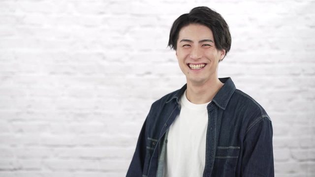 カメラ目線で話す男性の動画｜無料の動画素材サイト