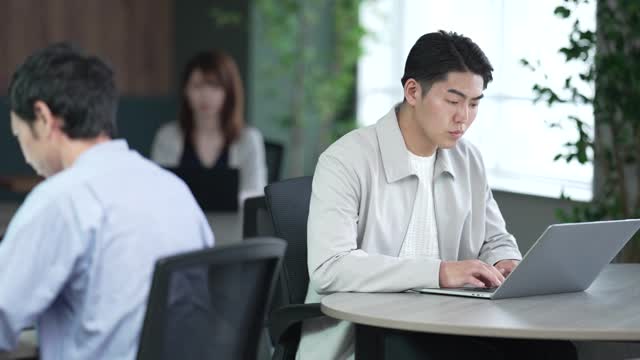 頷きながらパソコン作業をする男性の動画|無料の動画素材サイト「動画AC」