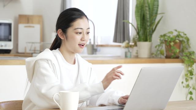 パソコンに話したり指差して頷く女性の動画|無料の動画素材サイト「動画AC」
