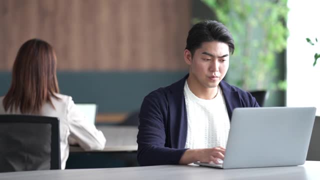 頷きながらパソコン作業をする男性の動画|無料の動画素材サイト「動画AC」