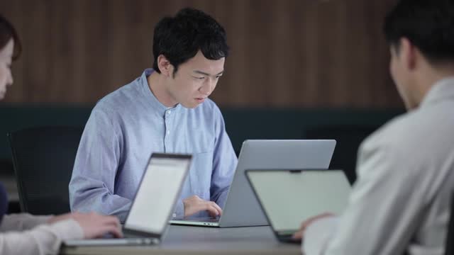 頷きながらパソコンを見ている男性の動画|無料の動画素材サイト「動画AC」