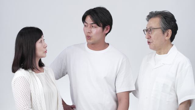 息子と話す両親の動画|無料の動画素材サイト「動画AC」
