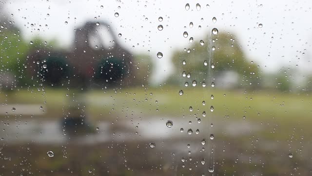 ビニール傘越しの雨粒と雨の公園 流れるの動画|無料の動画素材サイト「動画AC」