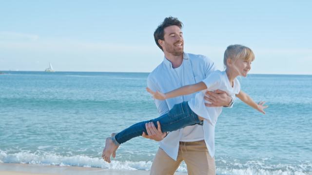 海辺で娘に空を飛ぶ気分を楽しませている父の動画|無料の動画素材サイト「動画AC」