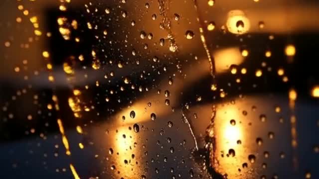 雨の夜の窓ガラスに流れる水滴と光の動画|無料の動画素材サイト「動画AC」
