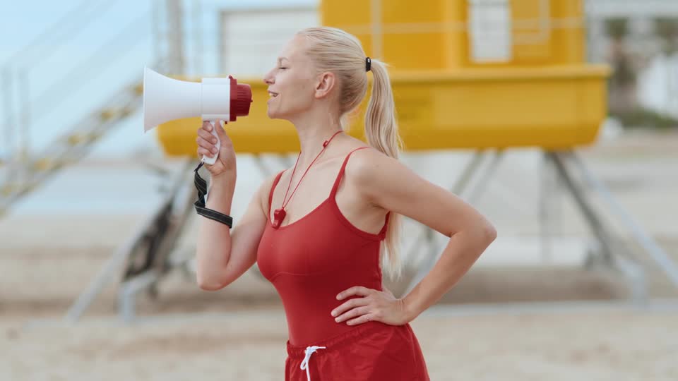 笛を吹いたり拡声器で話す女性の横顔の動画｜無料の動画素材サイト