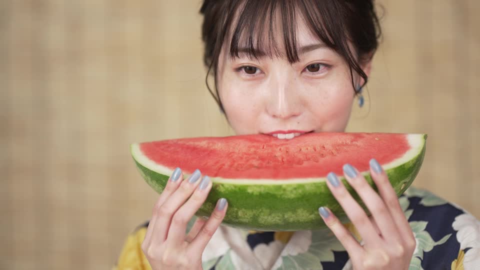スイカを一口食べる女性の動画 無料の動画素材サイト 動画ac