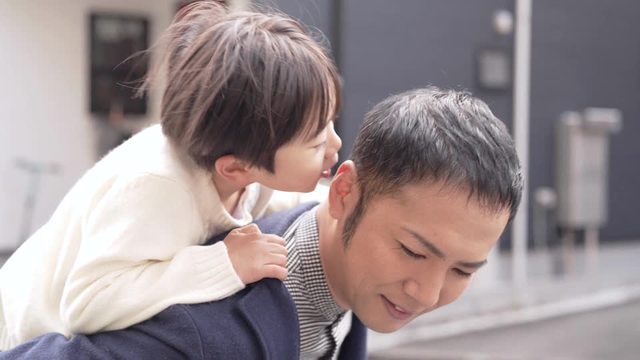 父の耳元でひそひそ話をして笑わせる息子の動画｜無料の動画素材サイト