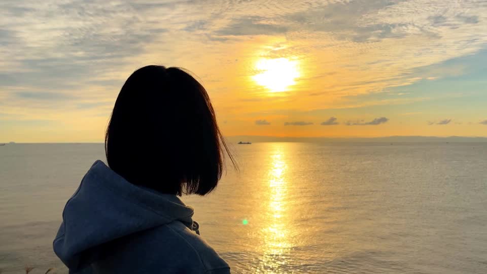 淡路島の夕日を眺める女性のシルエットの動画｜無料の動画素材サイト