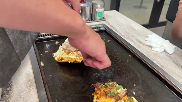 お好み焼き裏返すの動画|無料の動画素材サイト「動画AC」