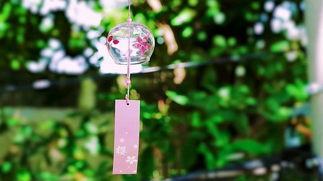 揺れる桜模様のガラス風鈴の動画｜無料の動画素材サイト