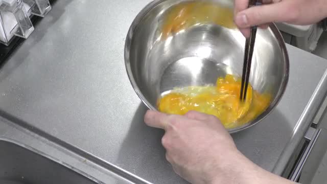 卵を溶く・溶き卵・料理・調理・の動画|無料の動画素材サイト「動画AC」
