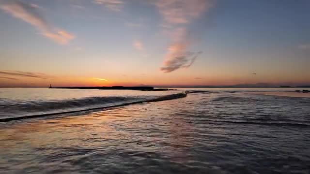 淡く波立つ夕暮れの海の動画|無料の動画素材サイト「動画AC」