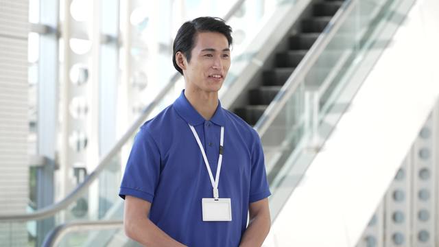 頷きながら話す男性介護士の動画|無料の動画素材サイト「動画AC」