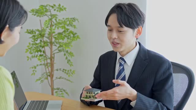一軒家をすすめる男性の動画|無料の動画素材サイト「動画AC」
