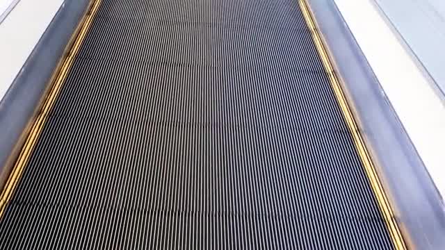 動く歩道を歩くの動画｜無料の動画素材サイト