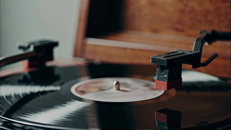 静寂の中で回り続ける、アナログレコードの動画｜無料の動画素材サイト