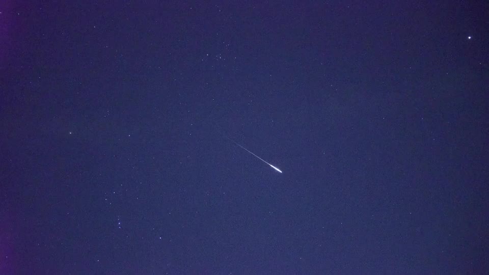 本物の流れ星の粉✨✨✨⭐隕石️✨✨✨✨ 本物の流れ星（ふたご座流星群）の動画｜無料の動画素材サイト「動画AC」