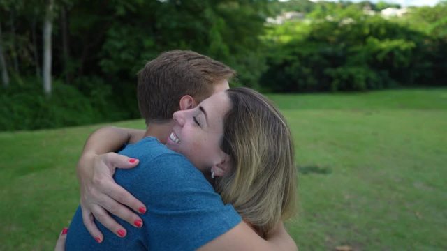 息子と抱き合ってキスをする母の動画｜無料の動画素材サイト