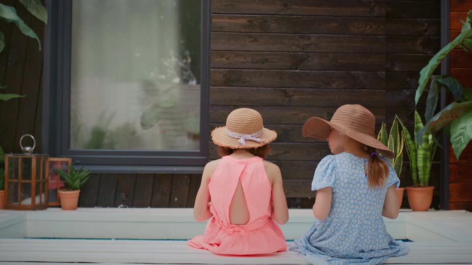 座っている女の子の後ろ姿の動画 無料の動画素材サイト 動画ac